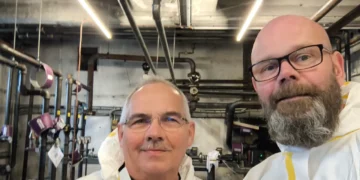 Relationsledelse - her i skikkelse af afdelingsleder Nikolaj Mackowski og medarbejder i hvide dragter