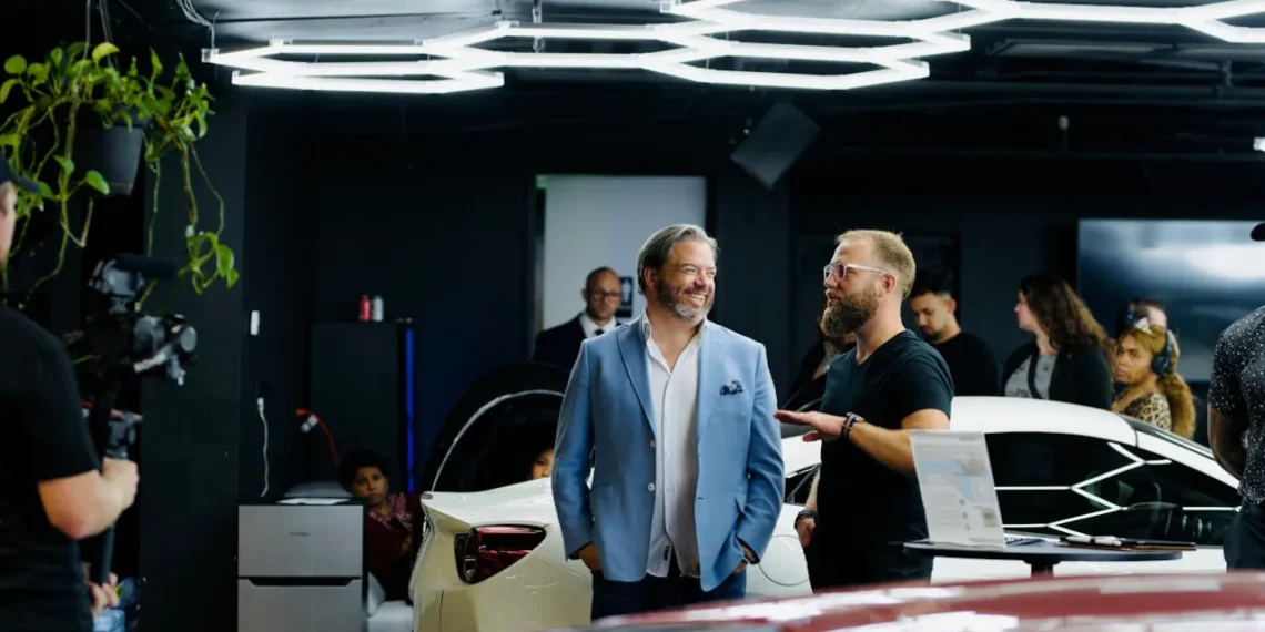 Social kapital - to mænd snakker i firmabar med ansatte i baggrunden