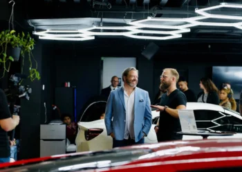 Social kapital - to mænd snakker i firmabar med ansatte i baggrunden