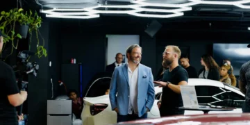 Social kapital - to mænd snakker i firmabar med ansatte i baggrunden