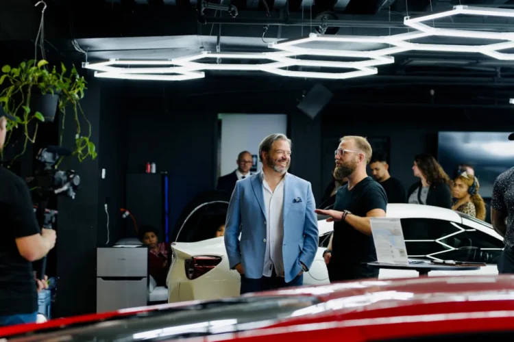 Social kapital - to mænd snakker i firmabar med ansatte i baggrunden