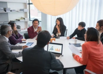 Teamwork - her er det afbalancerede team siddende ved et rundt bord