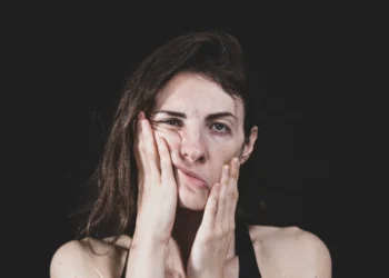 Tvivl - her en kvinde som skærer grimasser og er tvivlende