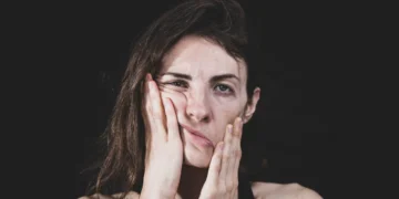 Tvivl - her en kvinde som skærer grimasser og er tvivlende