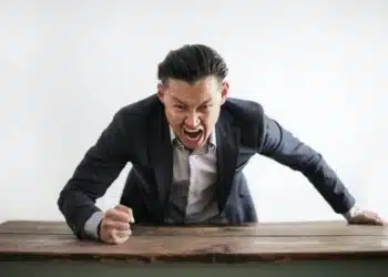 dårlig chef som råber ud fra sit skrivebord