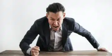 dårlig chef som råber ud fra sit skrivebord