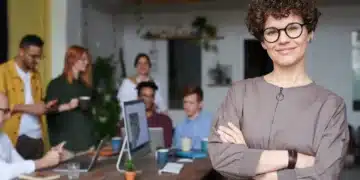 godt lederskab - godt i gang med lederskab og empati - kvinde i front for sit medarbejderteam