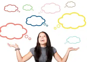 hjernepauser er nøglen til produktivitet og mental velvære - kvinde med talebobler over hendes hoved