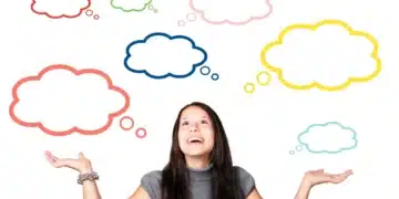 hjernepauser er nøglen til produktivitet og mental velvære - kvinde med talebobler over hendes hoved