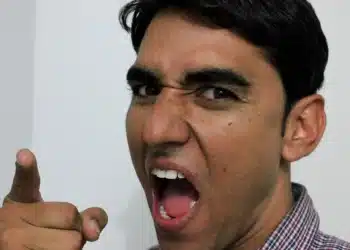 hvad er en dårlig leder - close-up billede af meget sur mand som råber og peger direkte på dig