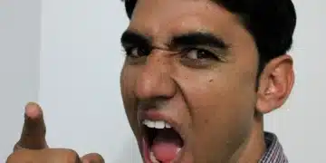 hvad er en dårlig leder - close-up billede af meget sur mand som råber og peger direkte på dig