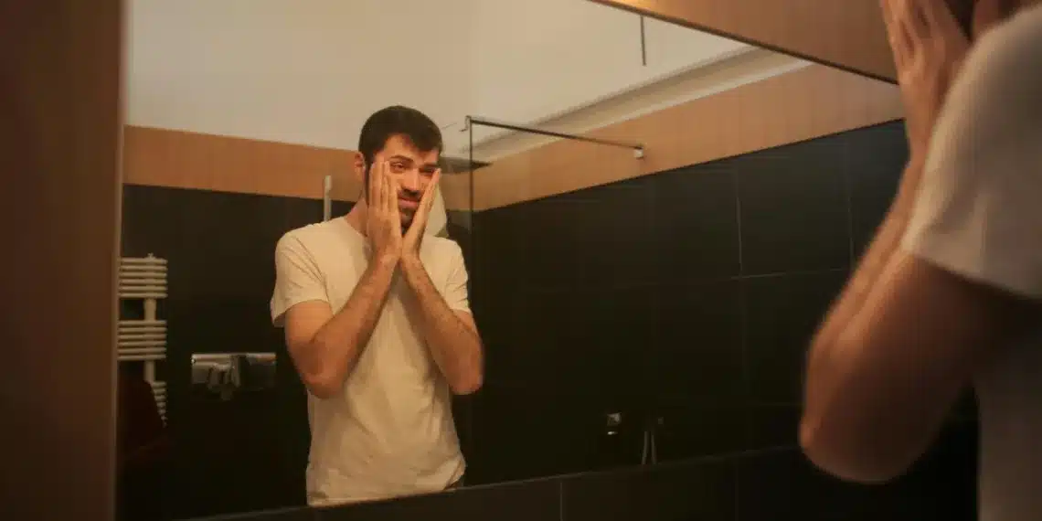 lederskab og livskriser - mand kigger i spejl og er bedrøvet