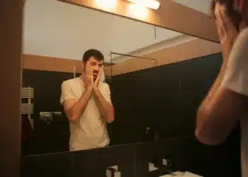 lederskab og livskriser - mand kigger i spejl og er bedrøvet