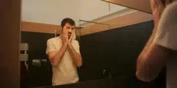 lederskab og livskriser - mand kigger i spejl og er bedrøvet