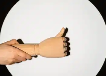 social kapital på arbejdspladsen - menneskehånd holder træhånd som vender tommelfingeren opad