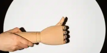 social kapital på arbejdspladsen - menneskehånd holder træhånd som vender tommelfingeren opad