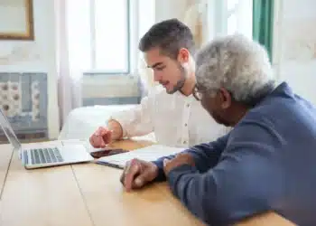 social kapital - her sidder ung mand og underviser ældre mand i computer