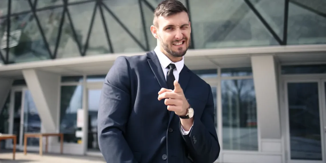 uformel ledelse her en ung mand i jakkesæt