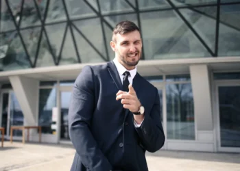 uformel ledelse her en ung mand i jakkesæt