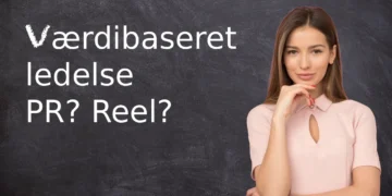 værdibaseret ledelse står på en tavle med lærerinden i forgrunden.