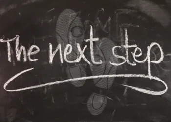 Adizes test - det næste skridt står skrevet på et gulv med fodaftryk