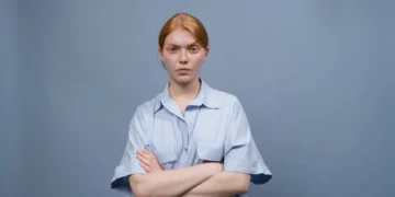 Dårlige ledere - her kvinde som ser meget streng ud