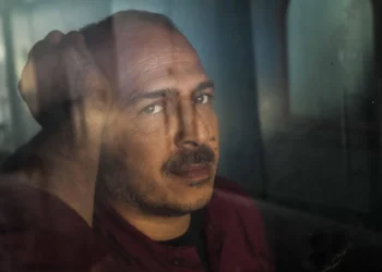 Dårligt arbejdsmiljø - mand ser opgivende ud