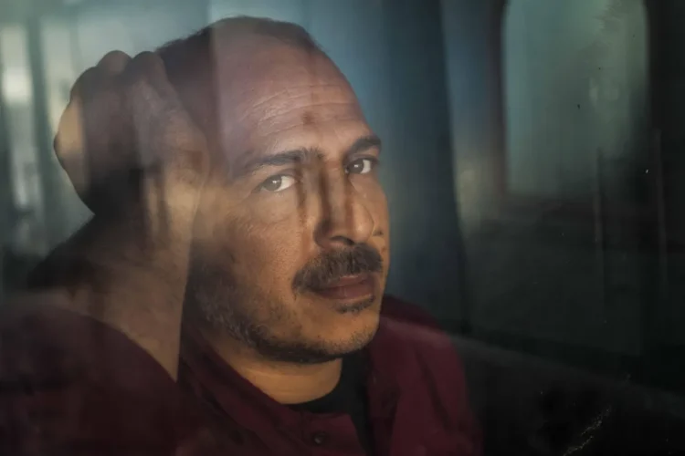 Dårligt arbejdsmiljø - mand ser opgivende ud