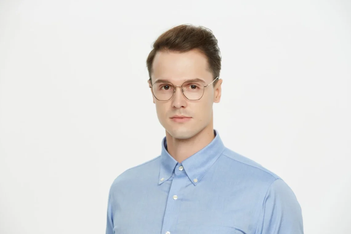 En god leder - ung mandlig leder med et mildt udtryk og briller