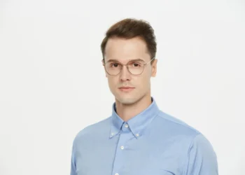 En god leder - ung mandlig leder med et mildt udtryk og briller