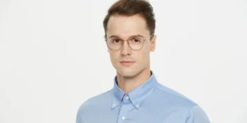 En god leder - ung mandlig leder med et mildt udtryk og briller