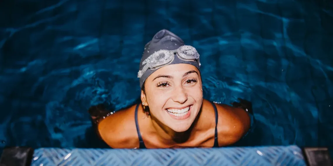 Fysisk træning og bedre ledelse - her kvinde i svømmebassinet