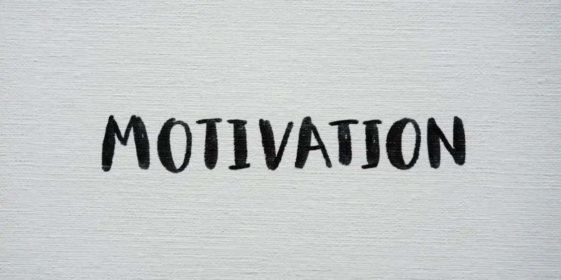 MOTIVATION skrevet med sprittusch som synonym for motivationsteorierne