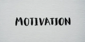 MOTIVATION skrevet med sprittusch som synonym for motivationsteorierne