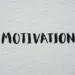 MOTIVATION skrevet med sprittusch som synonym for motivationsteorierne