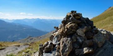 Objektivisme vs socialkonstruktionisme - sten stablet på bjergtop