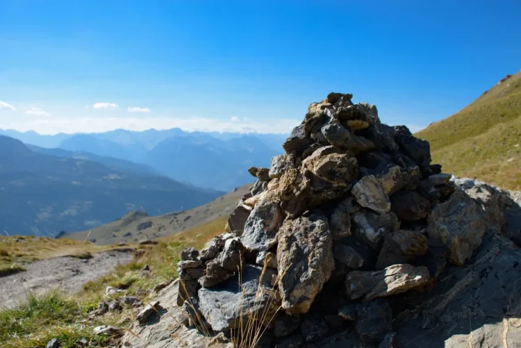 Objektivisme vs socialkonstruktionisme - sten stablet på bjergtop
