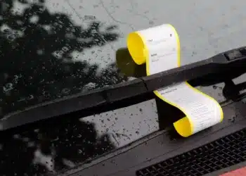 Parkeringskontrol i Frederikshavn Kommune - gul afgift sidder under visker på bil