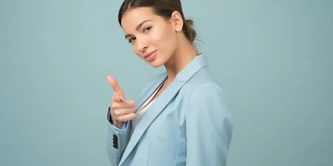 alle kan ikke være ledere - smuk ung kvinde i jakkesæt