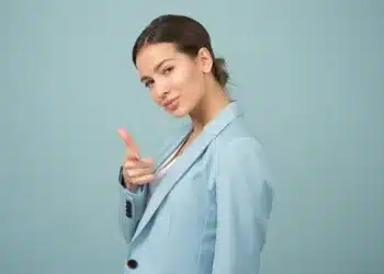 alle kan ikke være ledere - smuk ung kvinde i jakkesæt