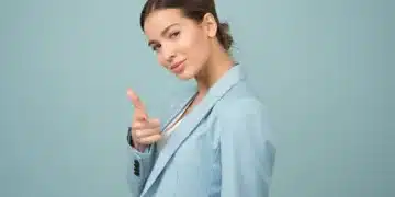 alle kan ikke være ledere - smuk ung kvinde i jakkesæt