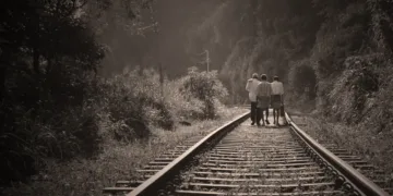 dårlige ledere - 3 arbejdere går ud af jernbanespor på vej væk