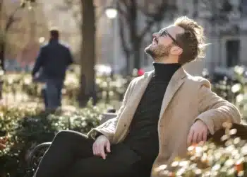 den gode leder - mand sidder på bænk i park kigger op mod himlen