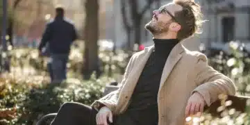 den gode leder - mand sidder på bænk i park kigger op mod himlen