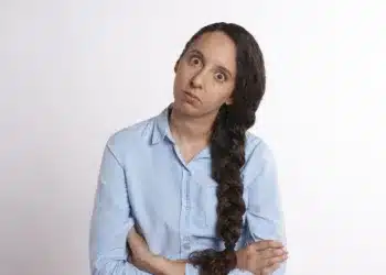 hvad er ledelse - skeptisk kvinde med hovedet på skrå