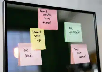 motivationsteorierne - billede af skærm med post-it motivationstekst