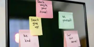 motivationsteorierne - billede af skærm med post-it motivationstekst