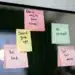 motivationsteorierne - billede af skærm med post-it motivationstekst