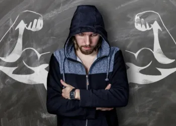 sund livsstil og ledelse - man står med armene over kors