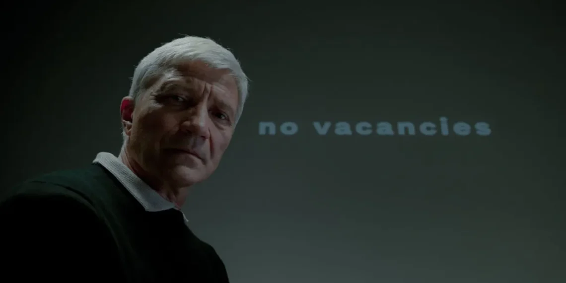 Autokratisk ledelse - streng mand kigger på dig